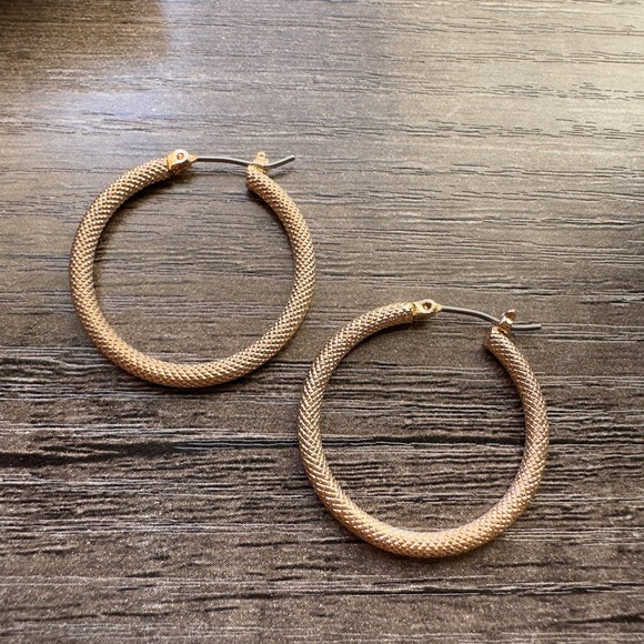 Avon Timeless Texture 1" Hoop Earrings Gold Tone 2014 Classic Costume Jewelry - Picture 3 of 6